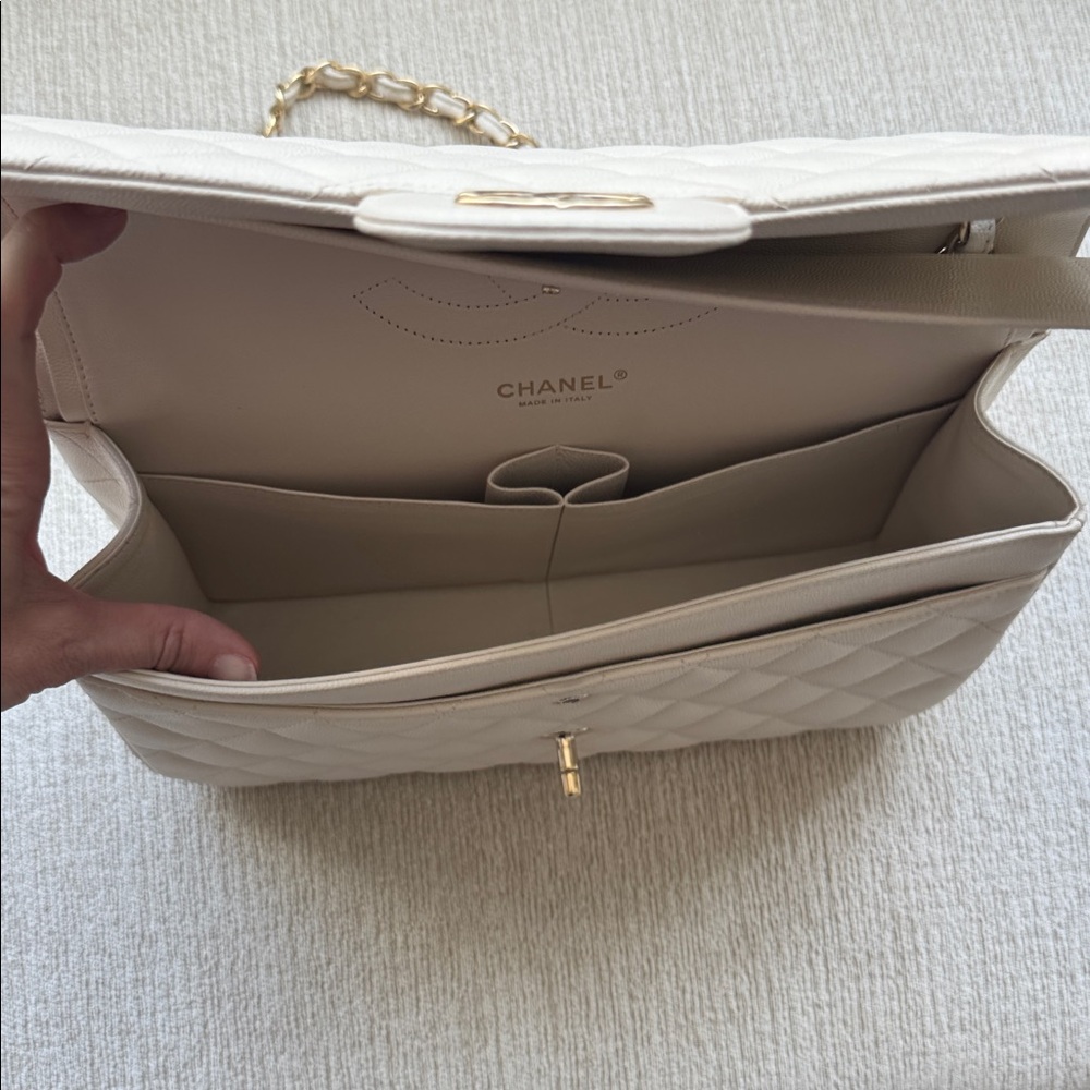 CHANEL authentic classic flap bag in white with gold hardware, size jumbo - Picture 4 of 16